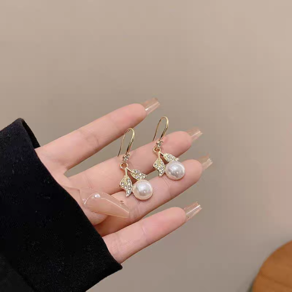 Fashion Pearl  Earrings - Image 2